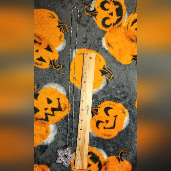 Glow in the dark star necklace - Picture 4 of 4